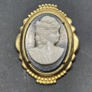Vintage Carved Cameo Gold‎ tone Black Brooch Pin